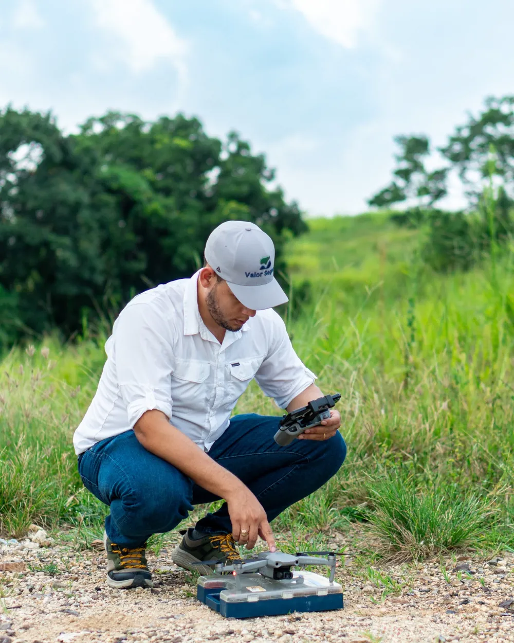 Juan Alexis Cedeño durante una inspección de campo