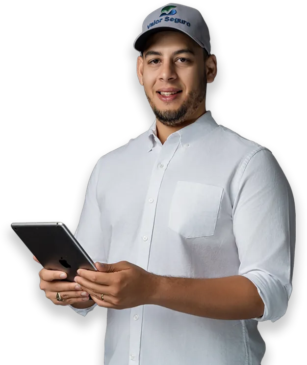 Ing. Juan Alexis Cedeño, tasador, con tableta de inspección